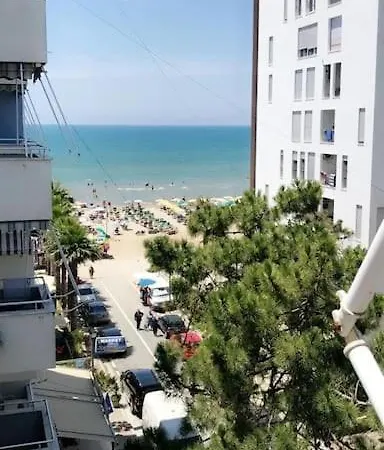 Ideally Seascape Flat, With View From Balcon شقة