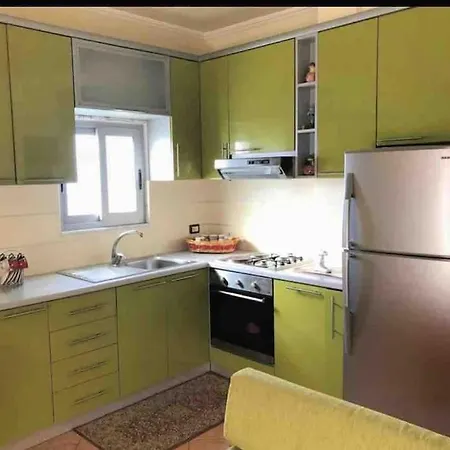 Ideally Seascape Flat, With View From Balcon شقة *