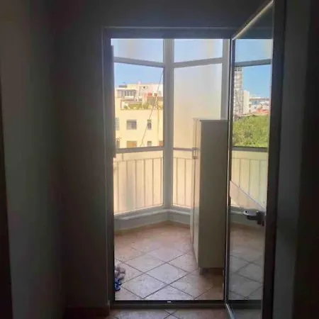 Ideally Seascape Flat, With View From Balcon دراس